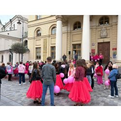 Tłum ludzi stojący przed budynkiem ratusza
